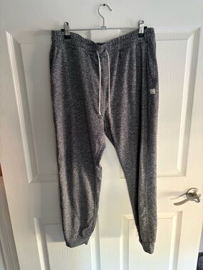 vuori perfomance joggers size large grey